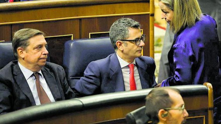 Ana Oramas se dirige al ministro Félix Bolaños, la pasada semana en el Congreso de los Diputados. | | CHEMA MOYA / EFE
