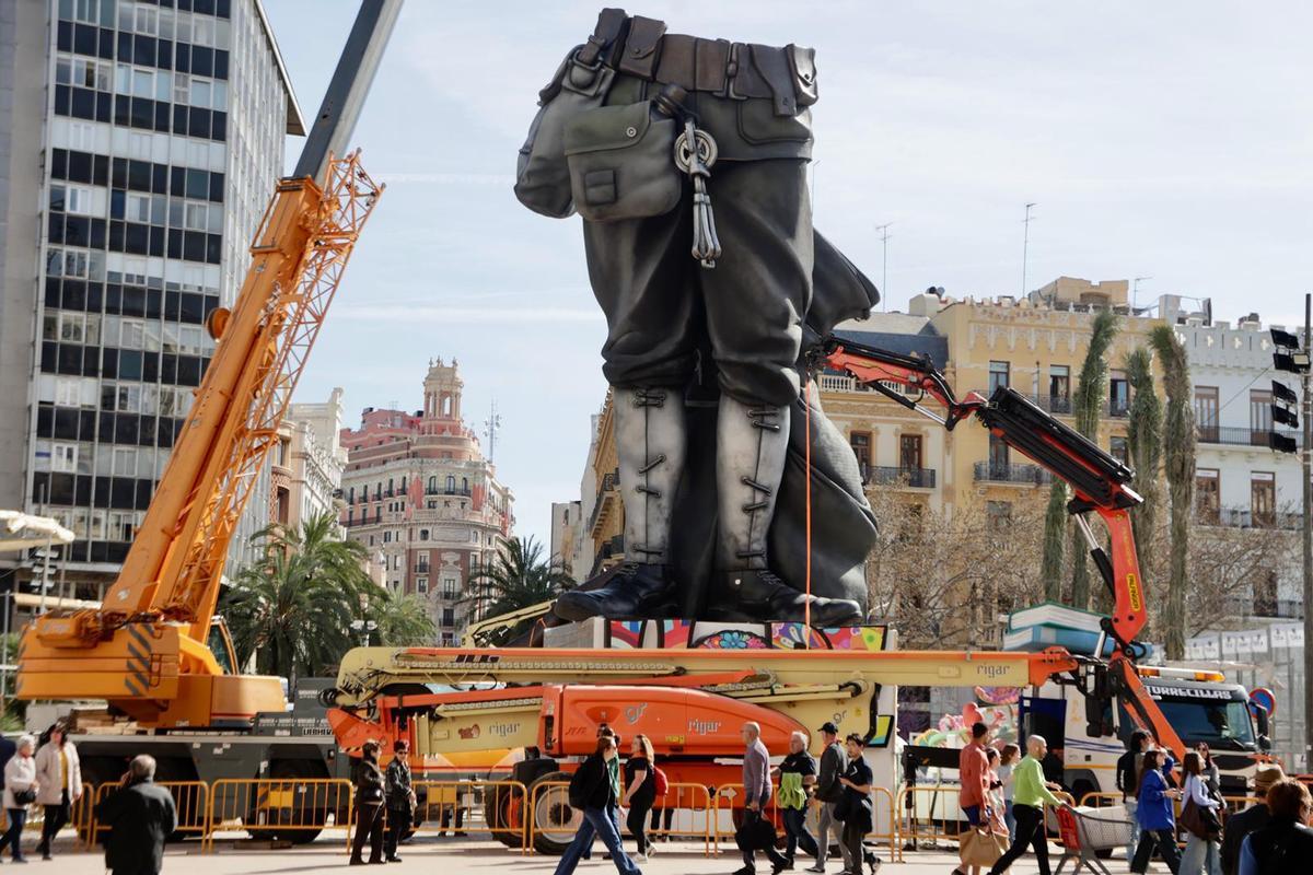 El corazón de las Fallas se levanta: avanza el montaje de la falla municipal de València El corazón de las Fallas se levanta: avanza el montaje de la falla municipal de València