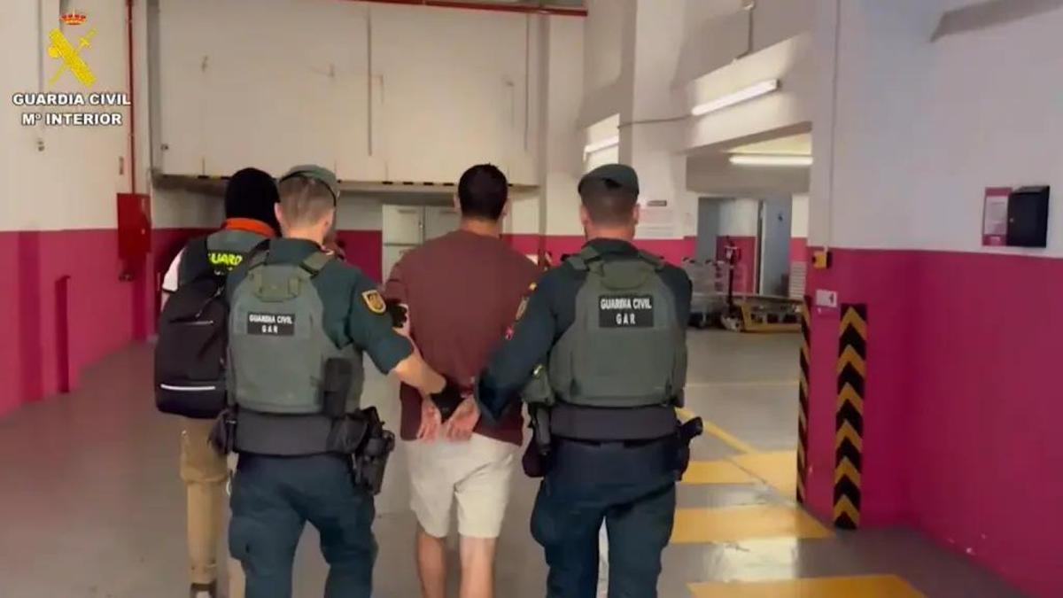 Un momento del arresto de uno de los tres detenidos en Barcelona en la misma operación.
