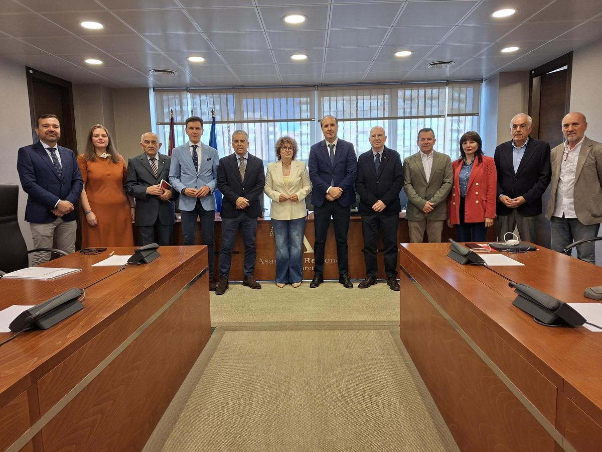 Miembros de la Comisión Especial del Trasvase Tajo-Segura, este lunes en la Asamblea Regional.