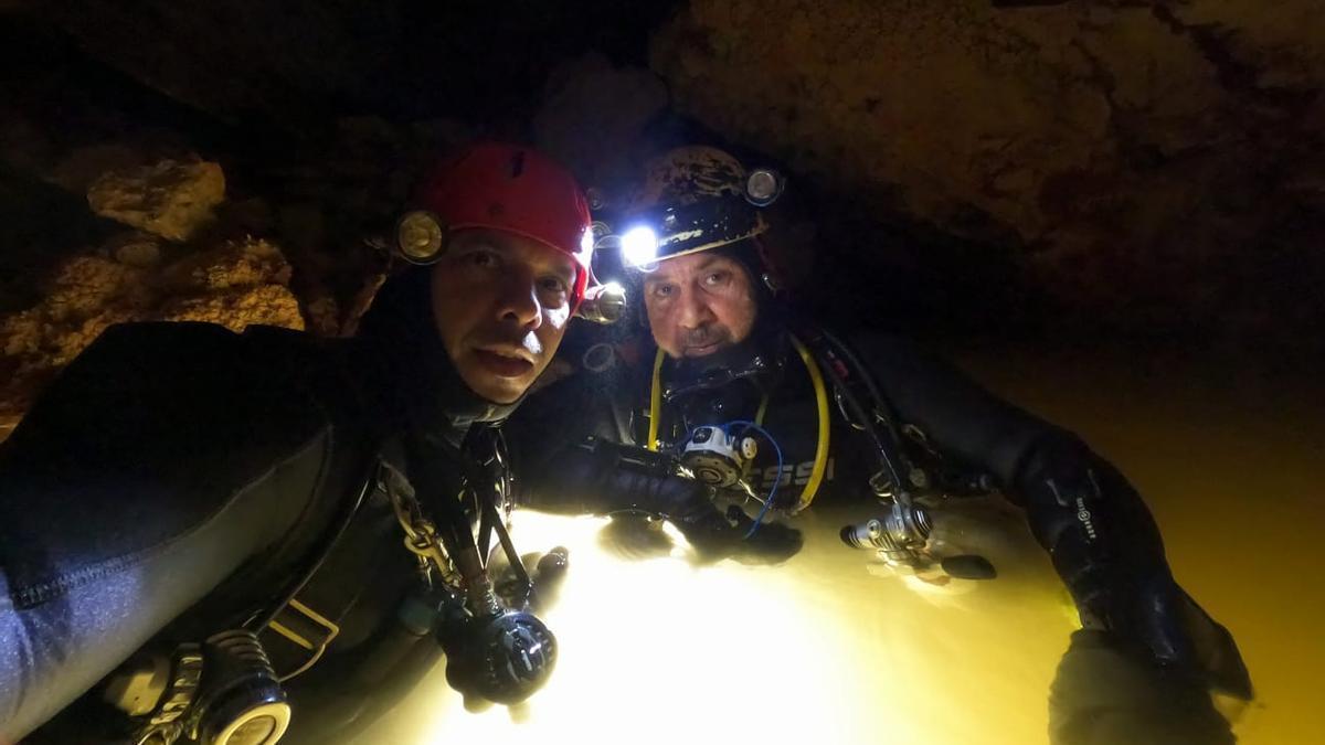 Freddy Fernández y Miquel Perelló, el domingo en el interior de la cavidad, a punto de iniciar el trayecto de salida.