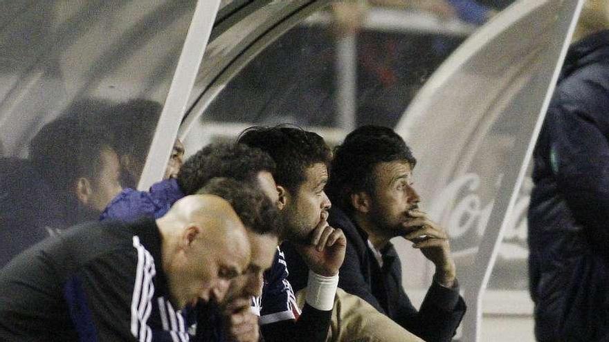 Caras largas en el banquillo del Celta durante el partido. // Eduardo Candel Reviejo