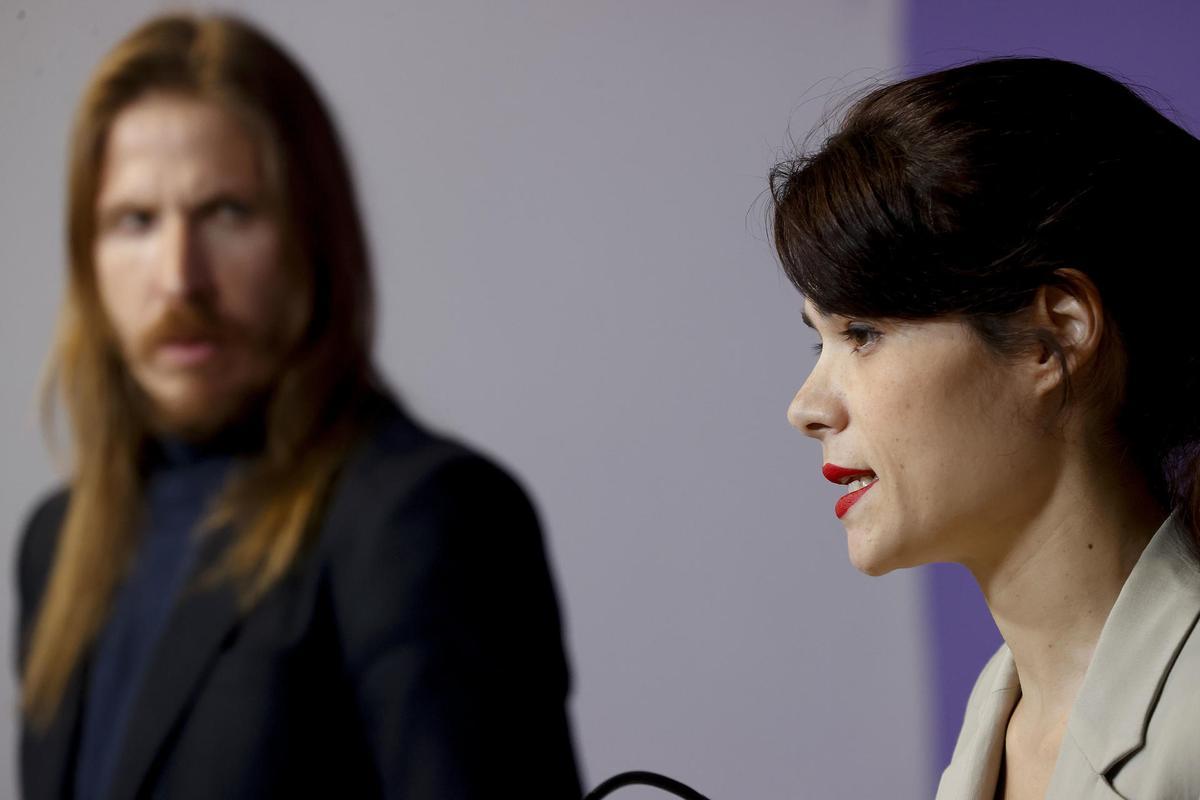 Los coportavoces de Podemos Pablo Fernández e Isa Serra, en una foto de archivo durante una rueda de prensa.