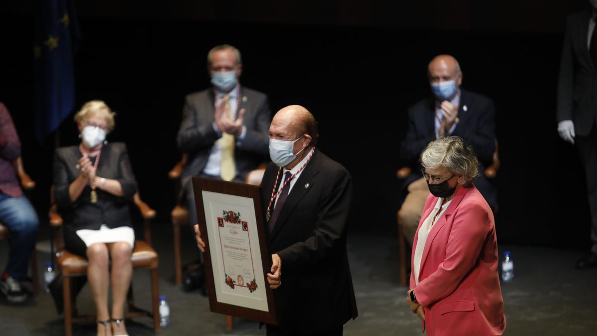 Entrega de honores y distinciones de Gijón en el teatro Jovellanos