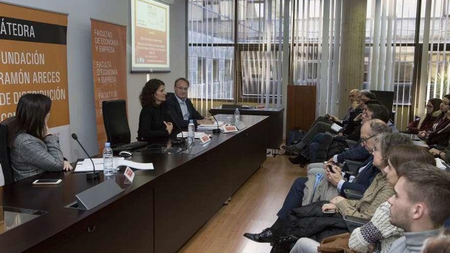 Los asistentes a la presentación de Dirse siguen la intervención de Elena Valderrábano, en la Facultad de Economía y Empresa de Oviedo.