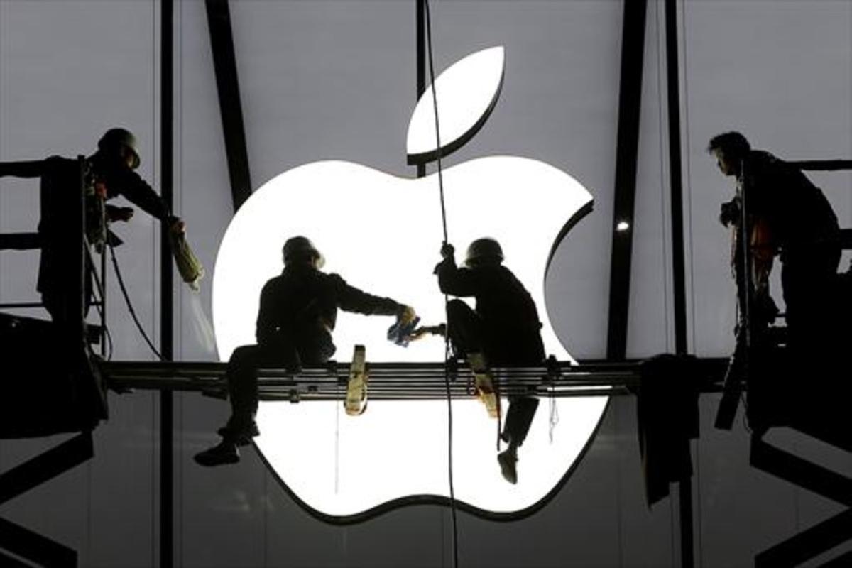 Varios operarios ultiman los trabajos antes de la apertura de una nueva tienda de Apple. Varios operarios ultiman los trabajos antes de la apertura de una nueva tienda de Apple.