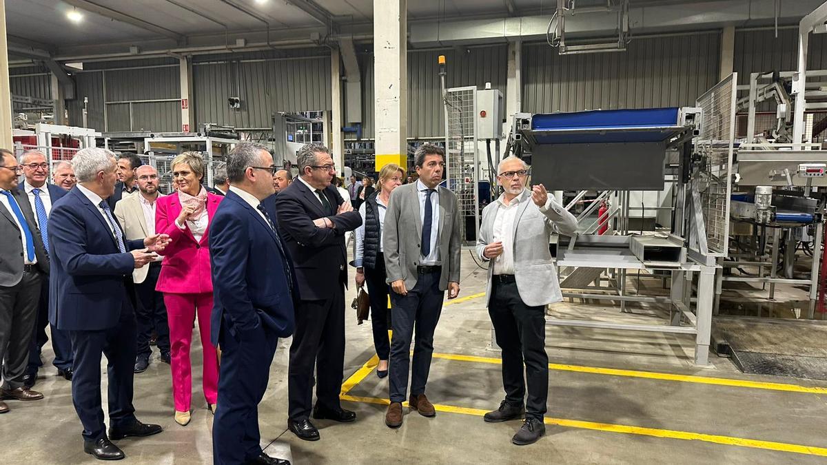 El presidente de la Generalitat, Carlos Mazón, el presidente de la Diputación, Toni Pérez y el alcalde de Pilar de la Horadada, José María Pérez, en el recorrido a las instalaciones