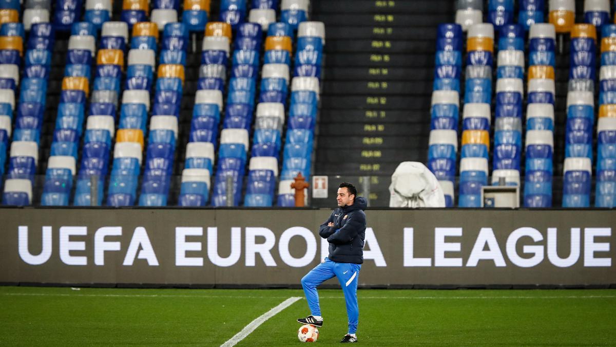 Xavi observa el entrenamiento de la plantilla azulgrana previo al duelo ante el Nápoles.