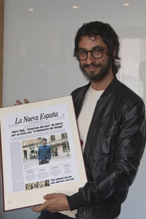 Entrega del premio Asturiano del Mes a Marc Vigil, director de la serie el 'Ministerio del tiempo'