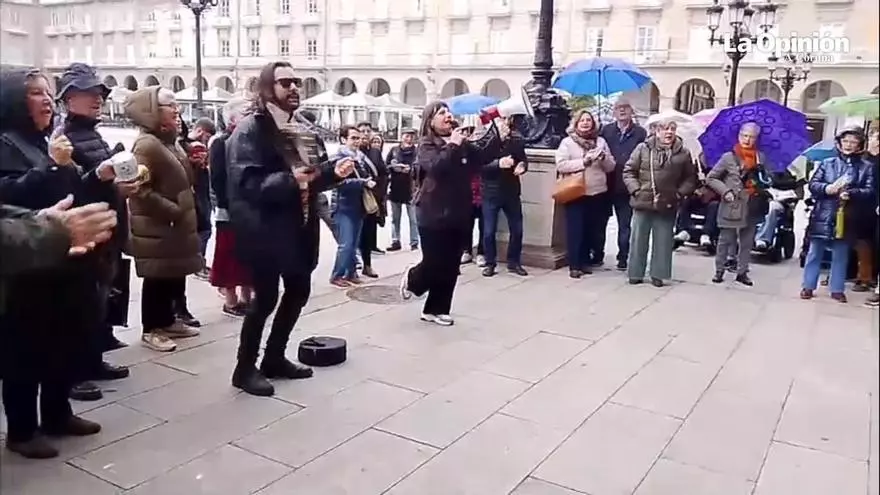 Personal y usuarios del programa Lecer vuelven a 'hacer ruido' en María Pita antes del pleno en A Coruña