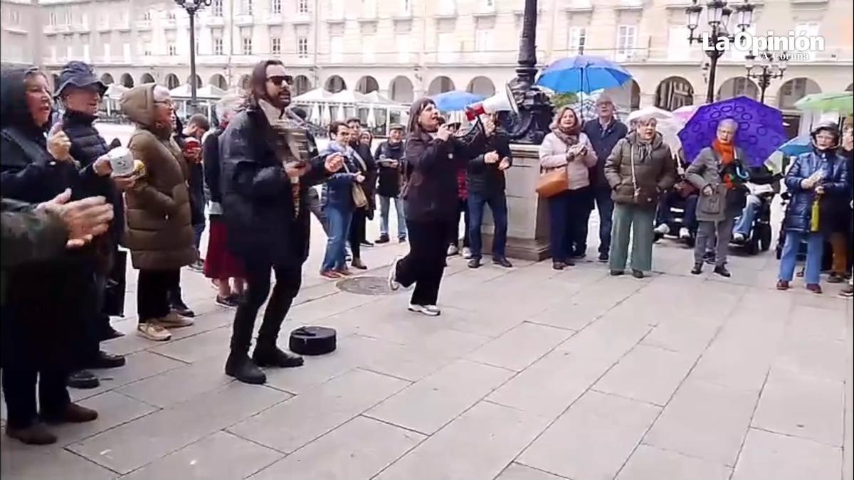 Personal y usuarios del programa Lecer vuelven a 'hacer ruido' en María Pita antes del pleno en A Coruña