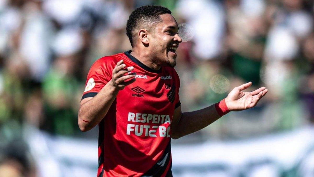 Vitor Roque estará en el 'Furacao' hasta diciembre