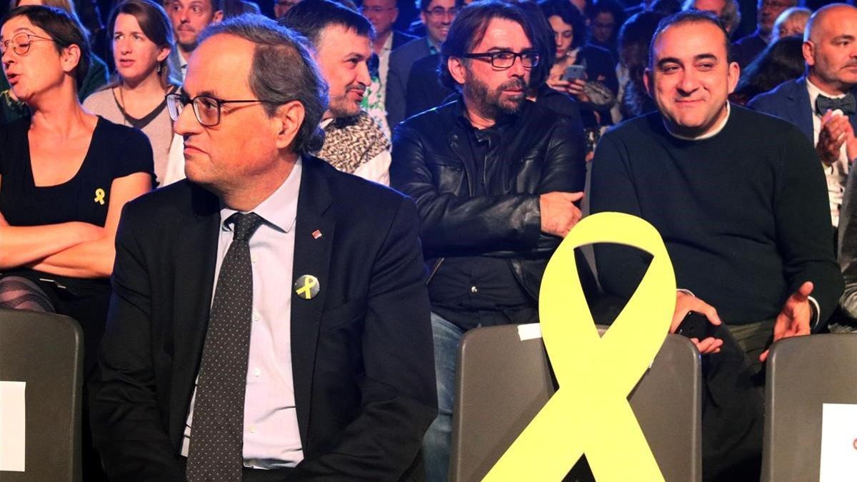 Torra, en la Nit de Santa Llúcia, al lado de una silla con un lazo amarillo de homenaje a Cuixart.