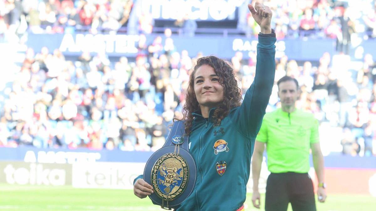 Sheila Martínez, celebrando el título europeo del peso pluma en el campo del Levante UD