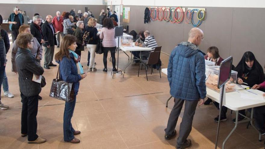 Votants en un col·legi de Sant Joan de Vilatorrada