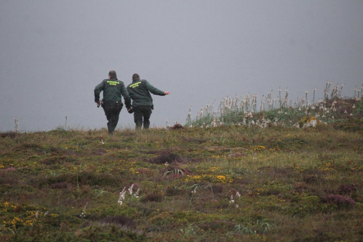 En imágenes: intenso operativo de búsqueda en la costa de El Franco para dar con un pescador francés