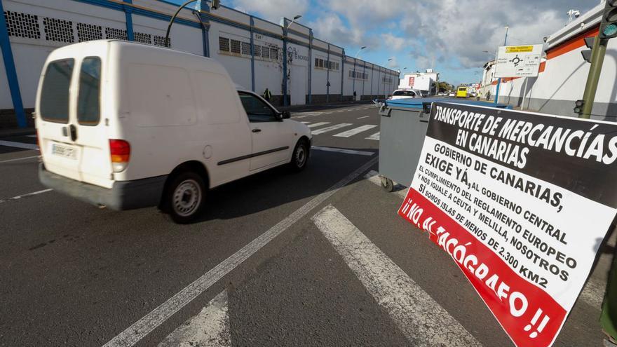 Cartel alusivo al paro del transporte el pasado lunes en el puerto de Las Palmas. | | EFE