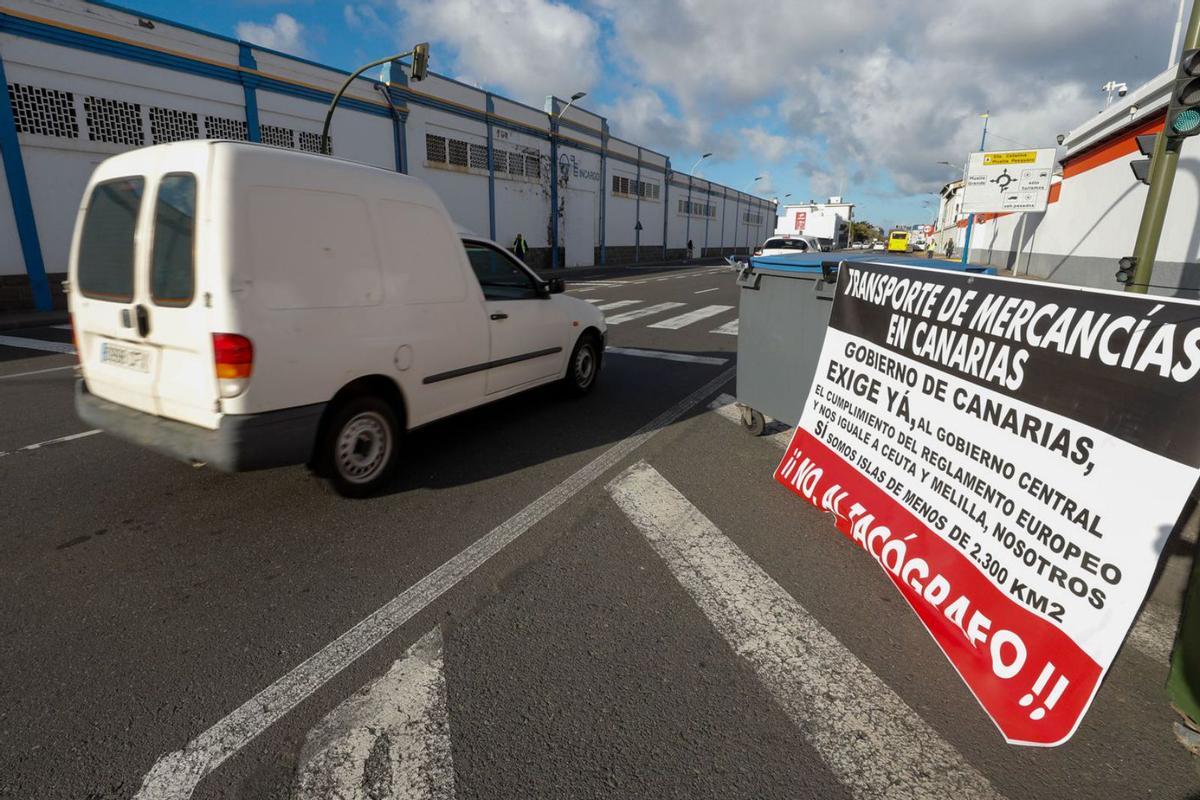 Cartel alusivo al paro del transporte el pasado lunes en el puerto de Las Palmas. | | EFE