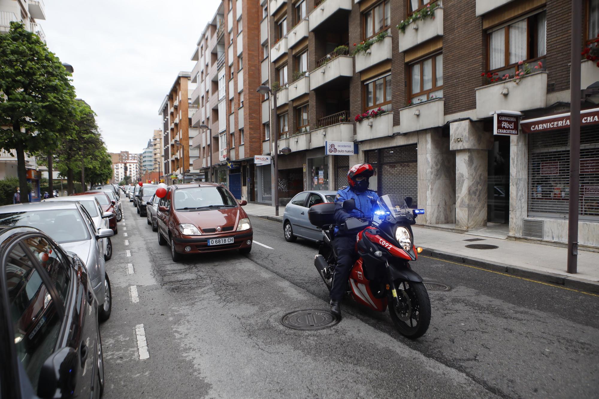 Concentración de vehículos en Gijón contra las restricciones a la movilidad