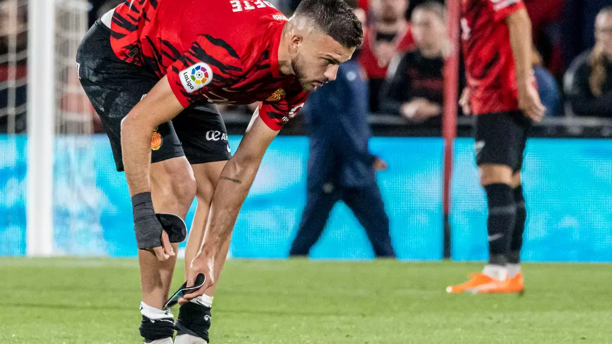 El defensa del Mallorca José Copete se saca las espinilleras tras ser expulsado ante Osasuna.