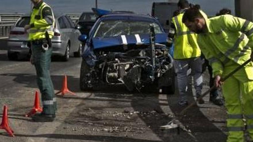 El accidente se produjo poco antes de las 14 horas y generó retenciones en la autovía a la salida de Elche en dirección a Alicante.