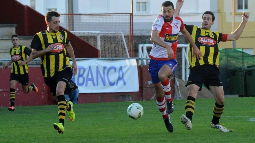 Hugo Soto, con la camiseta del Arosa, controla un balón en un partido de la pasada campaña. // Iñaki Abella