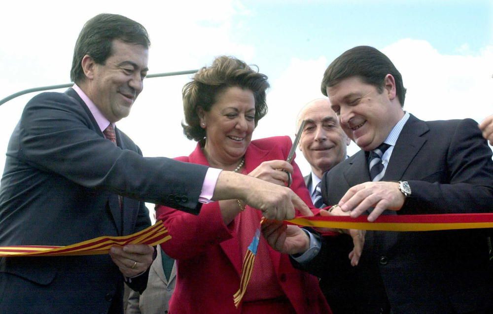 El exministro de Fomento, Francisco Alvarez Cascos, el expresidente de la Generalitat, Jose Luis Olivas y la exalcaldesa de Valencia, Rita Barberá, durante la inauguración en Valencia del tramo de la Ronda Norte de la ciudad, en 2003.