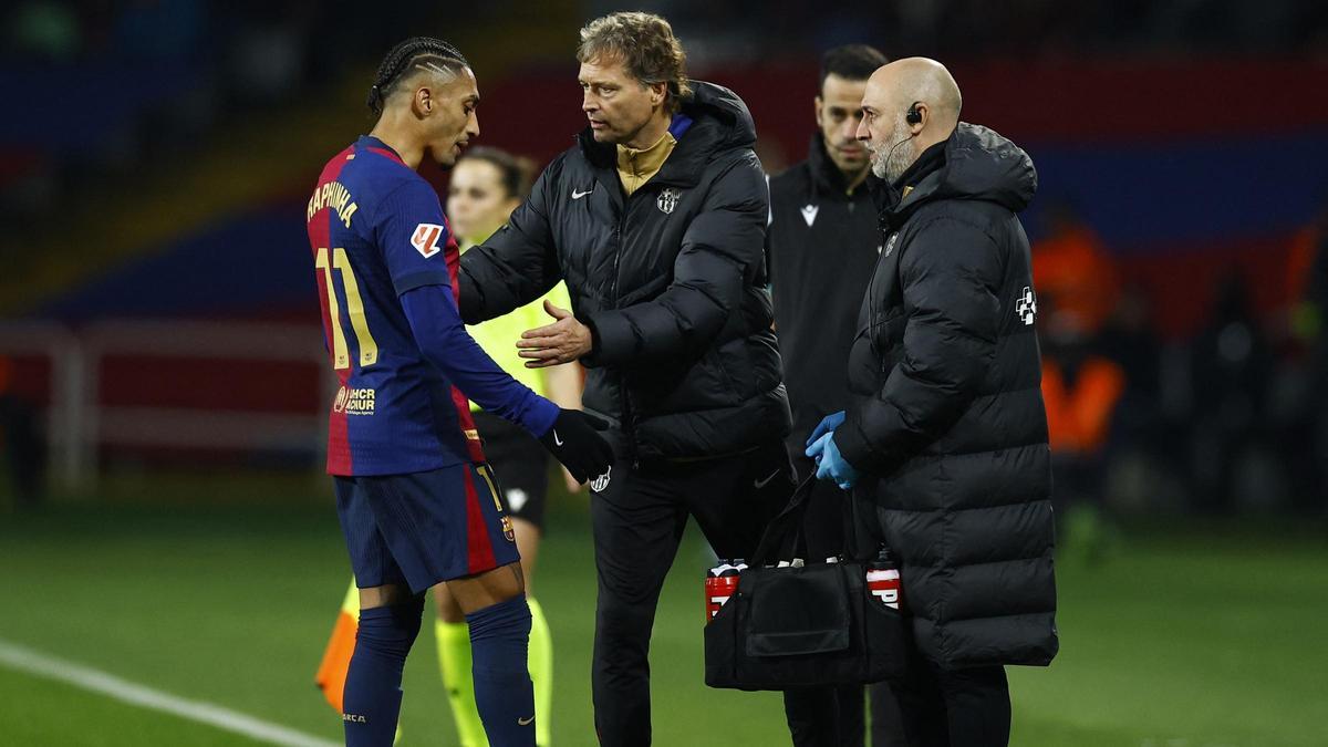 Raphinha charla con Marcus Sorg durante el Barça-Leganés en Montjuïc.