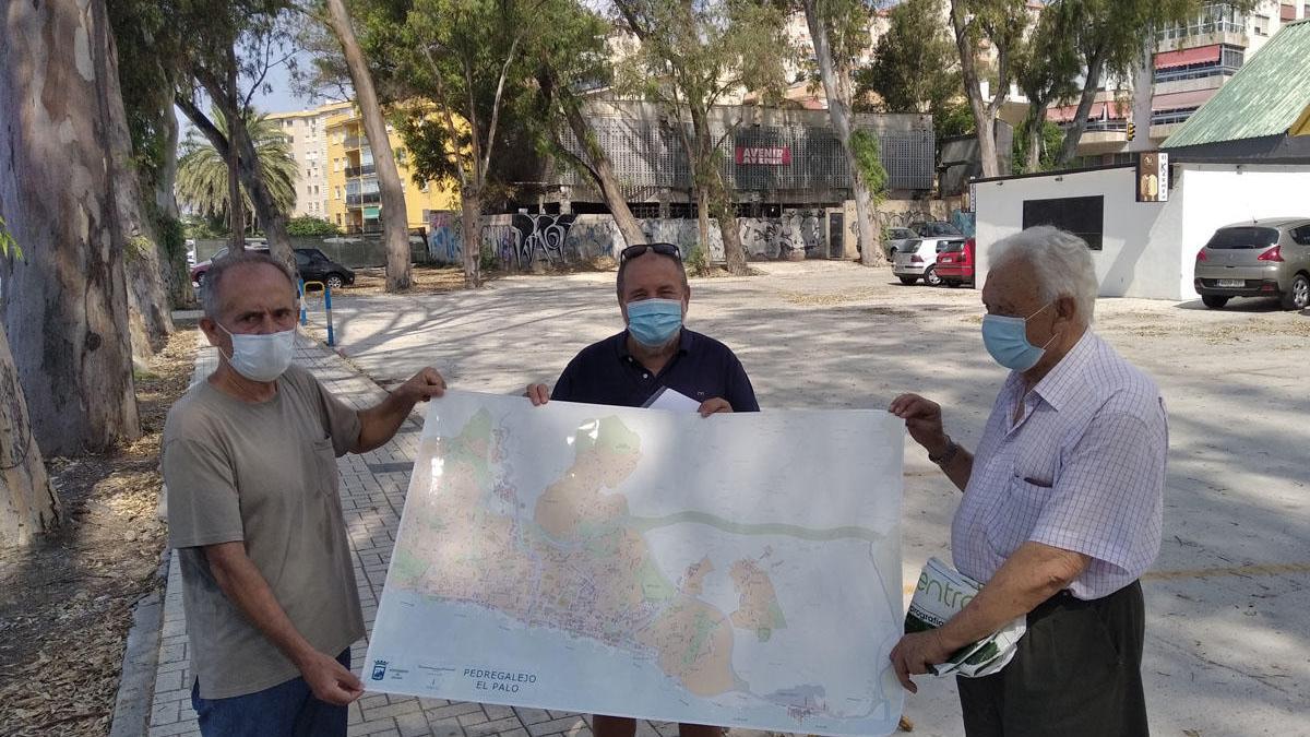 Adolfo García, Francisco Reyes y Antonio Delgado, ayer en la parcela del lavadero de coches, frente a los Baños del Carmen.