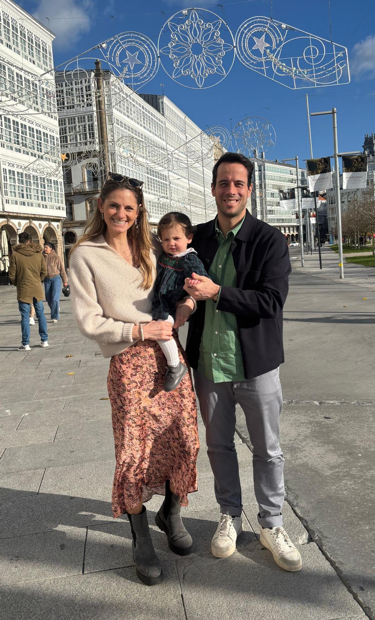 Javier Carrá en la Marina, con su esposa, Eliza, y la hija de ambos.