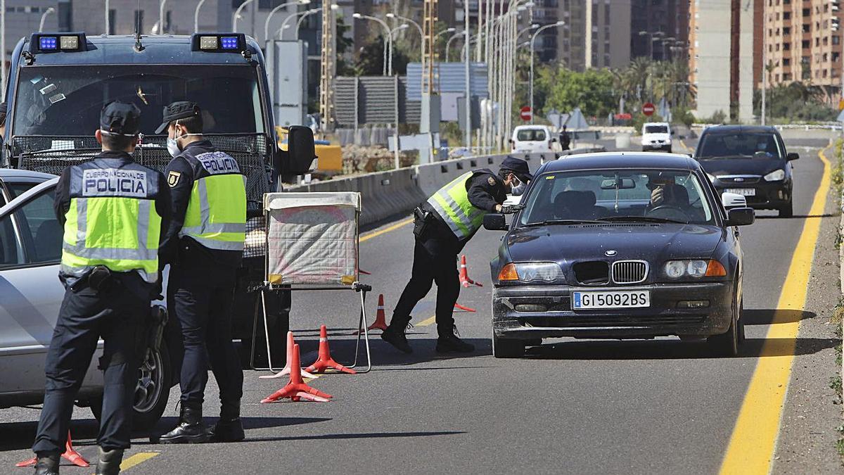 Control policial en València 
durante el estado de alarma,
en mayo pasado.  Daniel Tortajada