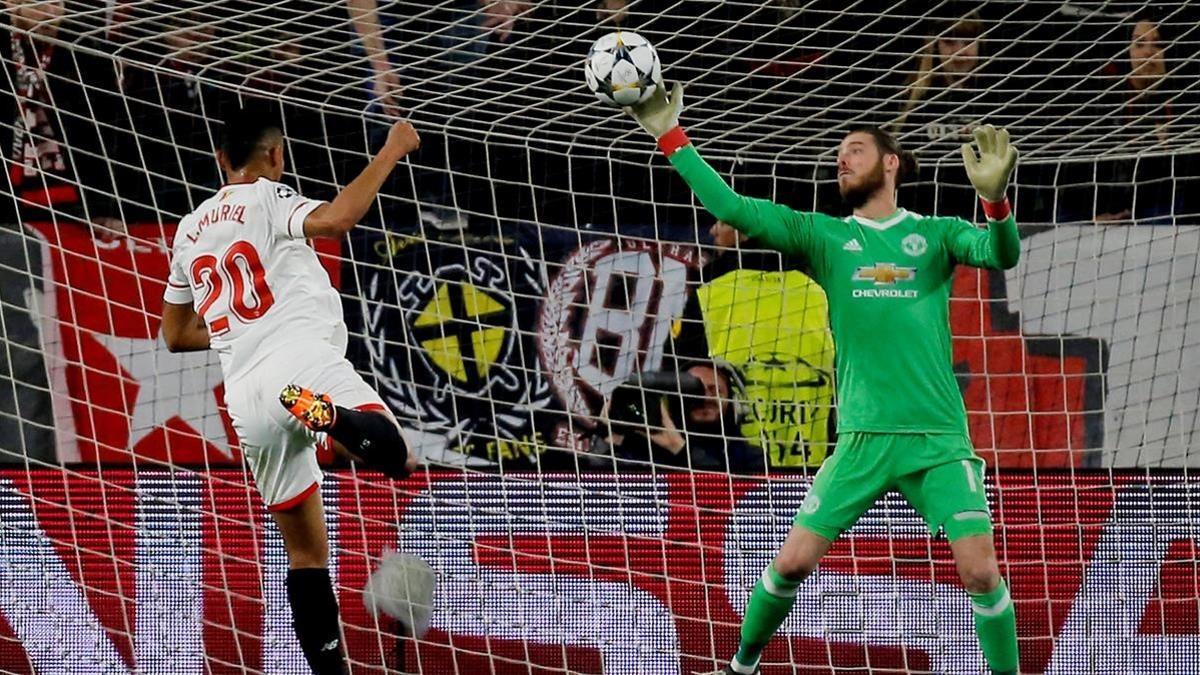 De Gea, en una gran reacción, detiene el cabezazo del sevillista Muriel.