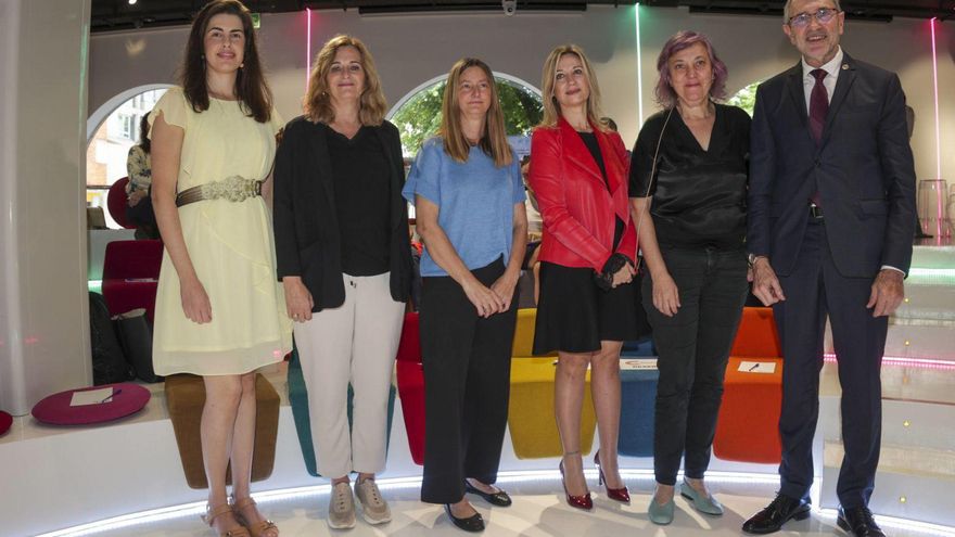 Por la izquierda, Cristina León, Covadonga Betegón, Nuria Jove (secretaria del Colegio de Ingenieros), Ana Isabel Bernardo, Isabel Lombardía y José Esteban Fernández, ayer, en el Espacio Circus de Oviedo. | IRMA COLLÍN