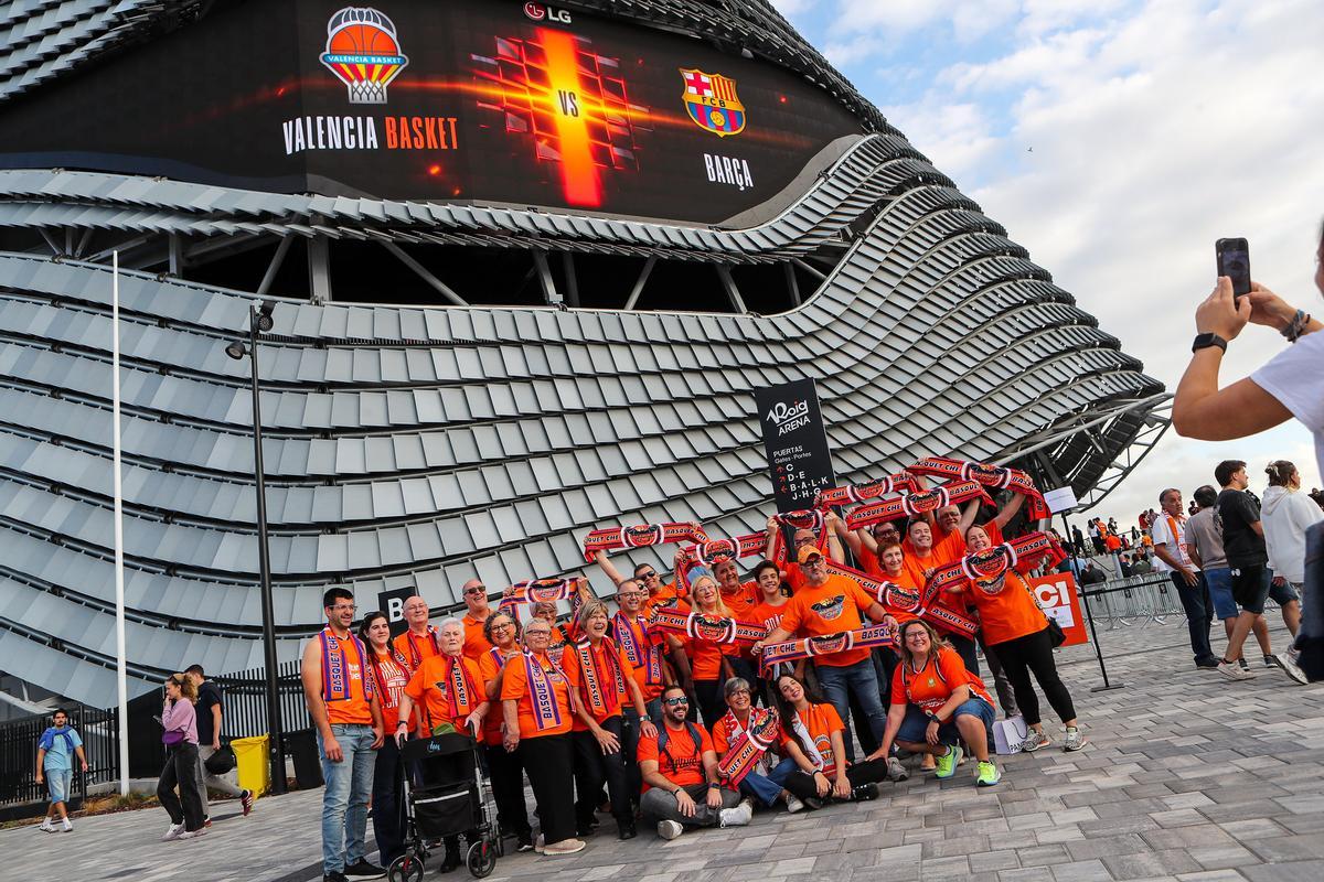 Una foto que ya es habitual entre los aficionados, frente al 'Ojo' del Roig Arena.
