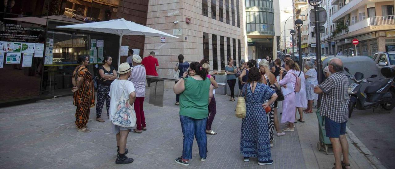 Ciudadanos ante la sede del Instituto de la Seguridad Social en Palma esperan ayer para ser atendidos.