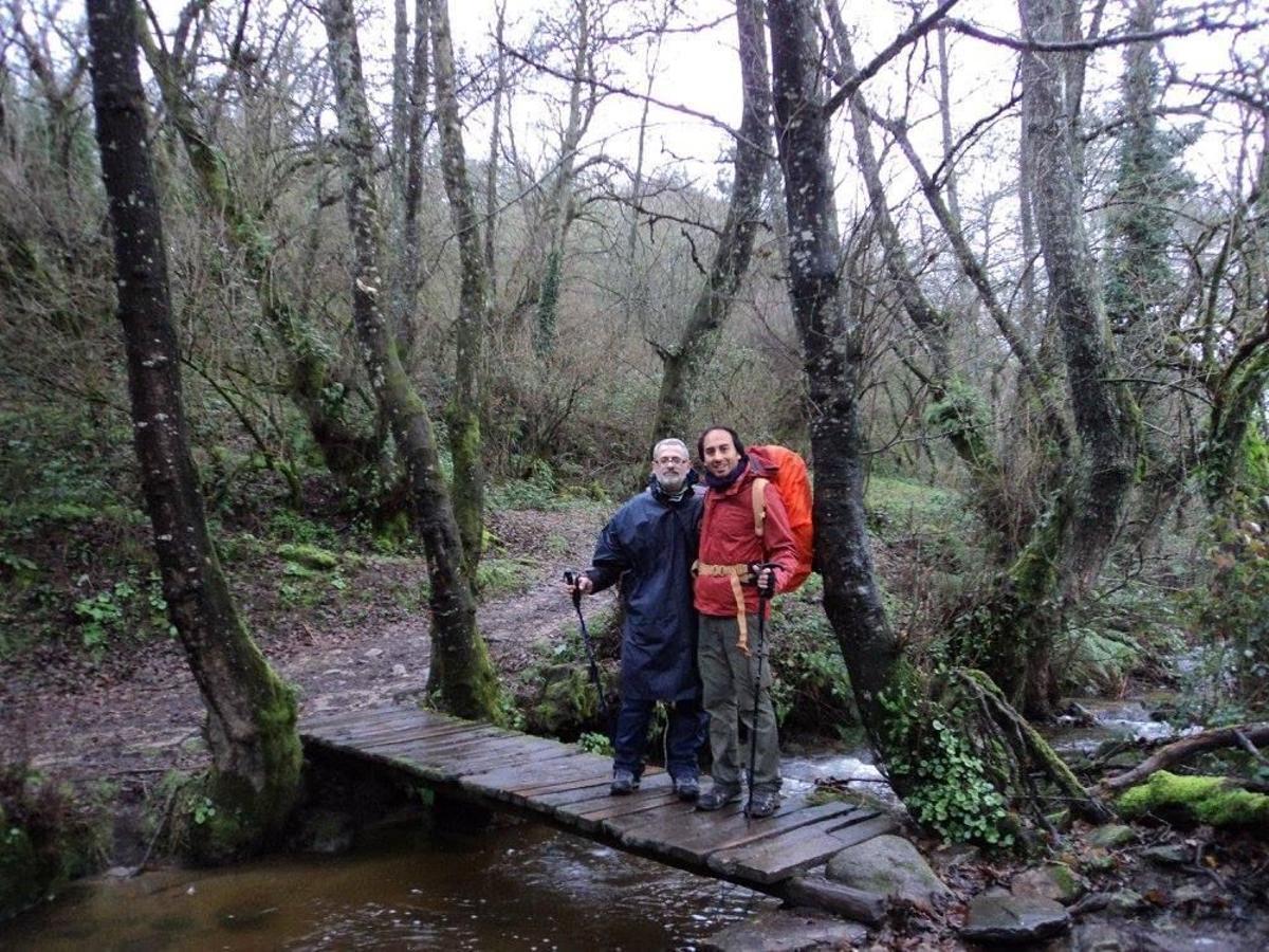 En mitad del bosque, los dos compañeros de trabajo.