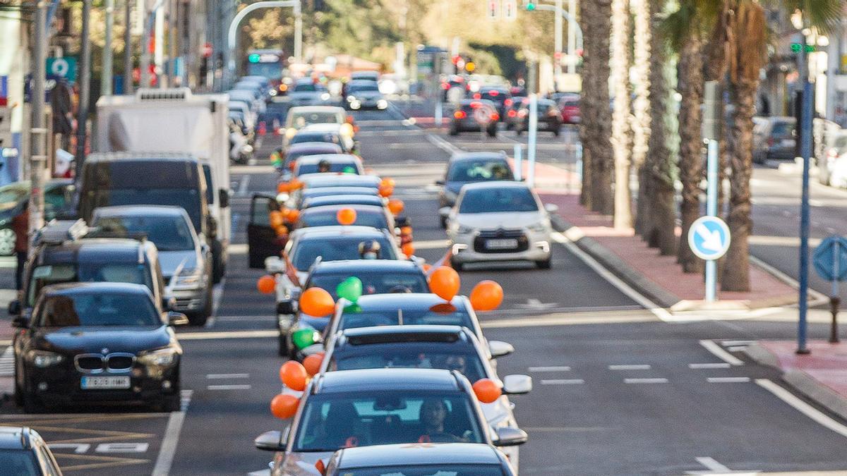 La protesta contra la ley Celaá llena de coches el centro de Alicante