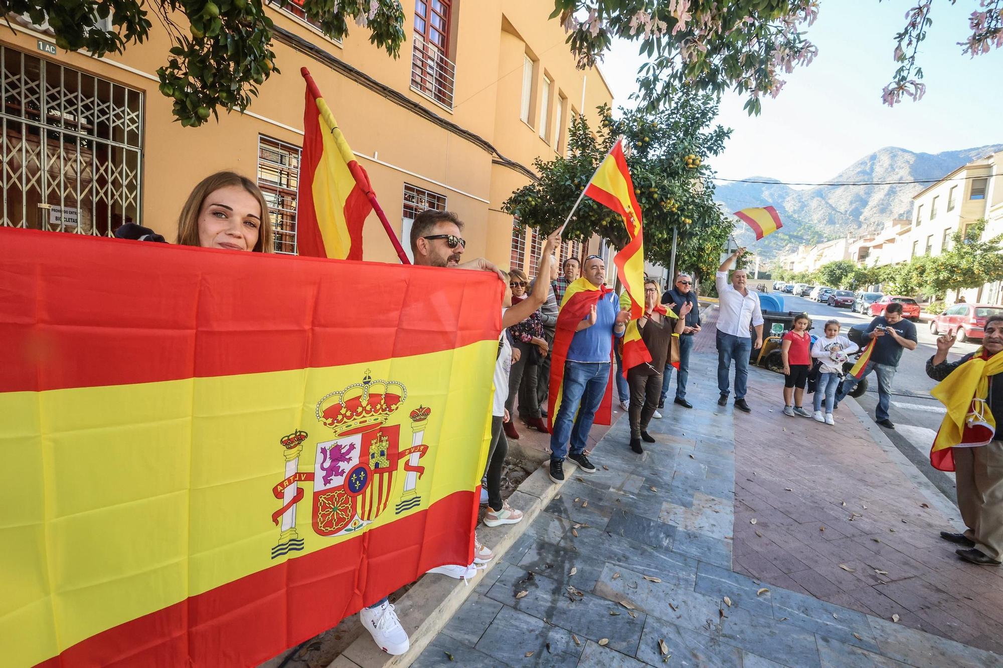 Las imágenes de la concentración contra la amnistía frente a la sede del PSOE en Callosa de Segura