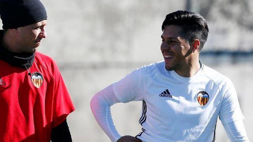 Enzo Pérez, con Alves en un entrenamiento.