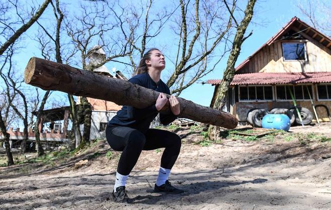 La lanzadora de jabalina polaca Klaudia Maruszewska-Regin se ejercita durante la crisis del coronavirus en Nowa Wies, cerca de Varsovia, Polonia, en un centro de entrenamiento creado por el entrenador Michal Krukowski.