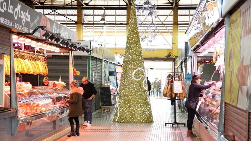 Els carrers comercials i el Mercat Municipal s&#039;engalen de Nadal.