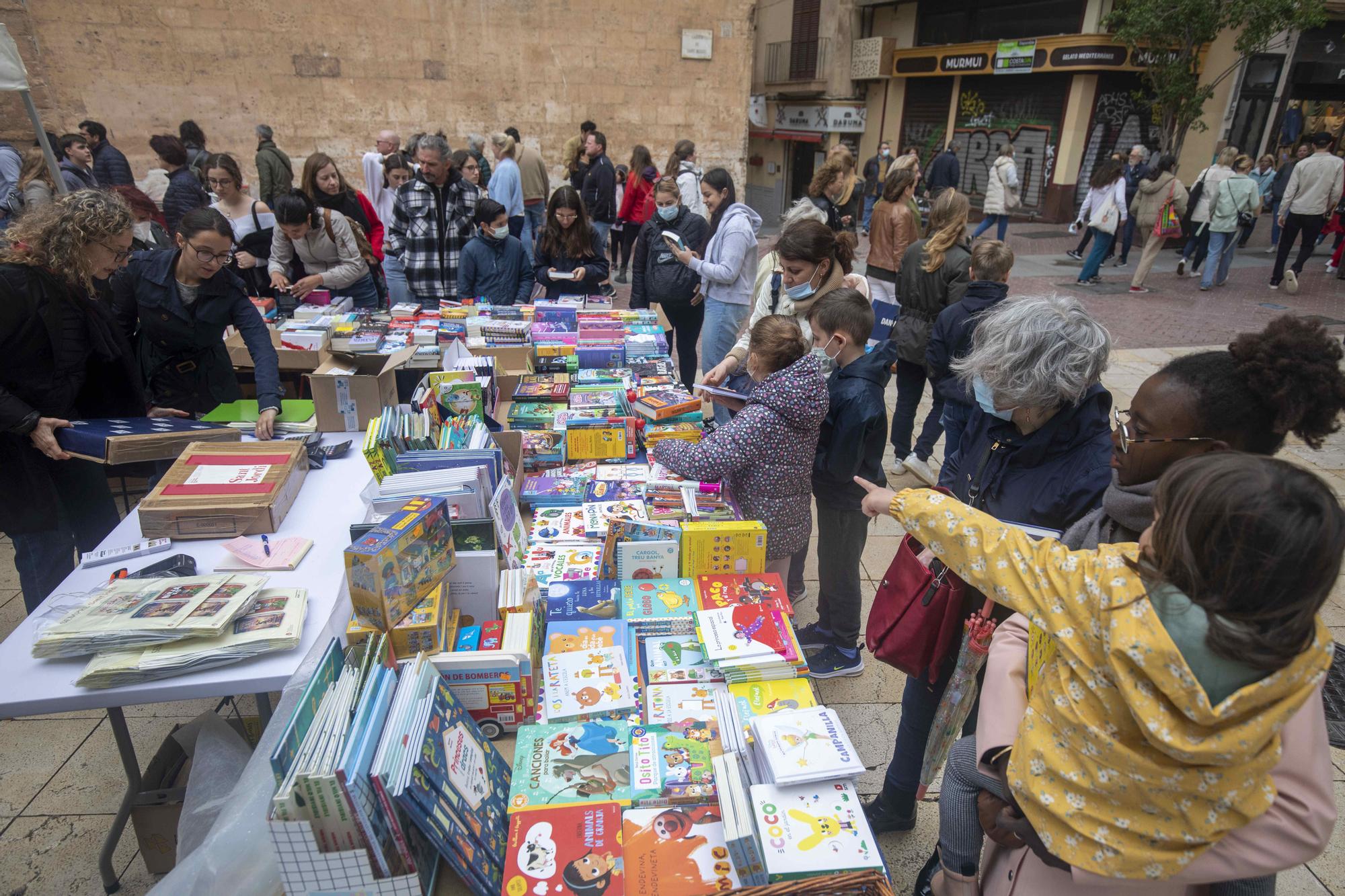 Sant Jordi en Palma revive tras la lluvia