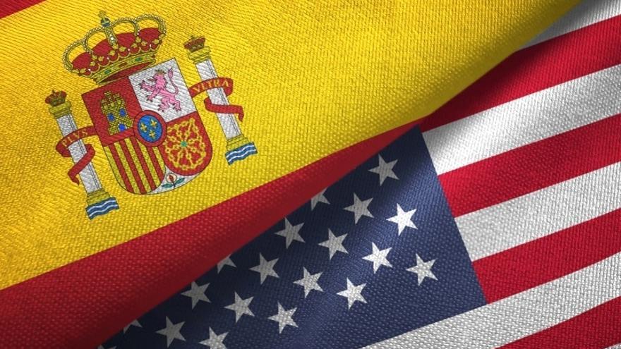 Banderas de España y Estados Unidos.