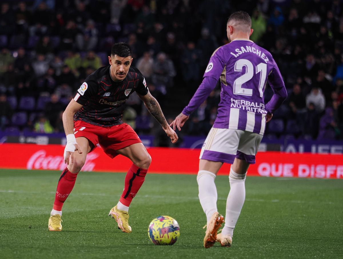 VALLADOLID. 17/03/2023. El centrocampista del Valladolid, Iván Sánchez (d), con el balón ante el defensa del Athletic Club, Yuri Berchiche, durante el encuentro correspondiente a la jornada 26 de primera división disputado hoy viernes en el estadio José Zorrilla, en la capital pucelana. EFE / R. GARCÍA.