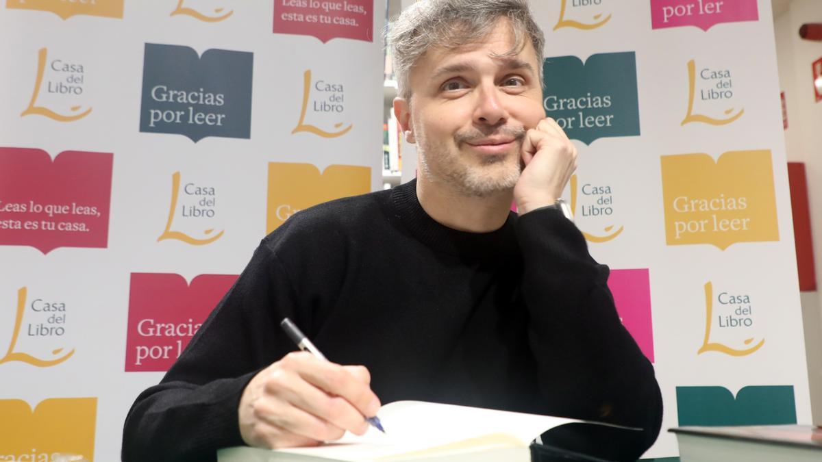 Juan Gómez-Jurado firmó ayer Casa del Libro, en Santiago, ejemplares de su nueva novela.