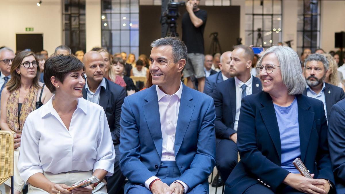 Pedro Sánchez se reúne con los primeros inquilinos de Casa 47 tras presentar el ‘Idealista público’