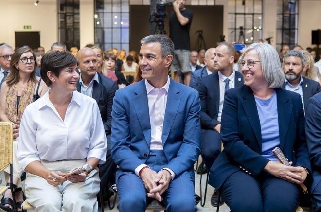 Pedro Sánchez se reúne con los primeros inquilinos de Casa 47 tras presentar el 'Idealista público'