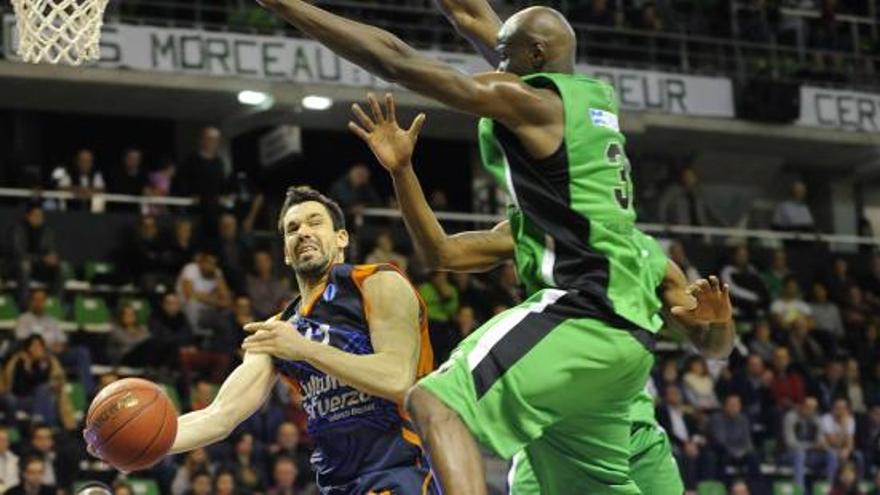 Rafa Martínez trata de encestar ante el Asvel.