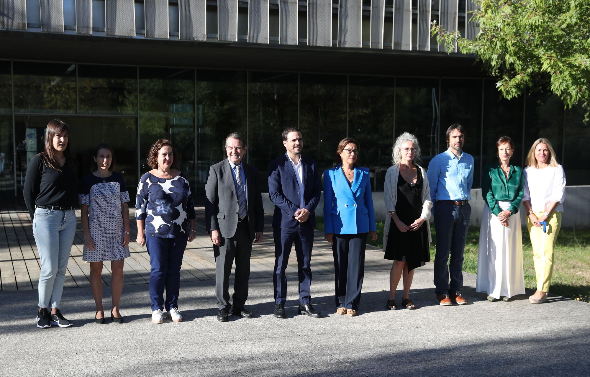 El ministro Alberto Garzón visita el Laboratorio Nacional de Biotoxinas Marinas de Vigo