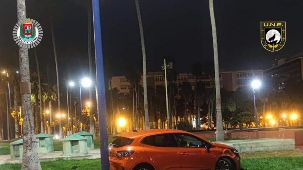 Abandonan un coche de alquiler tras un accidente en Las Palmas de Gran Canaria